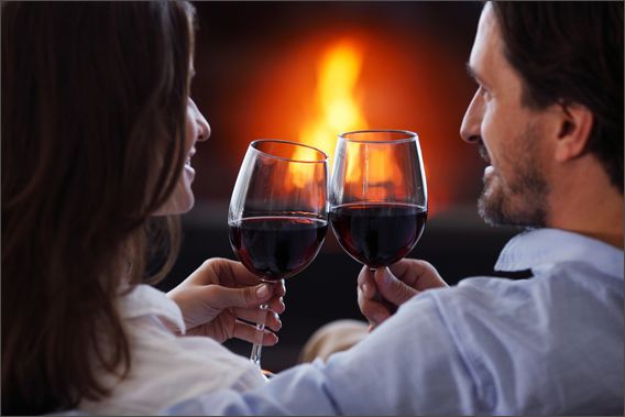 Romantischer-Abend-mit-knisterndem-Kaminfeuer-Kamin-Biofire